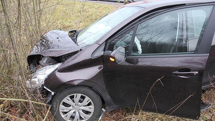 Der beschädigte Peugeot bei einem Unfall, der sich zwischen Ebern und Unterpreppach am Montag ereignete.