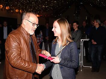 Bürgermeister August Weingart gratulierte Michaela Hesselbach zum besten Abschluss in der Berufsschule Bad Kissingen als Bürokauffrau.  Foto: Gerd Schaar
