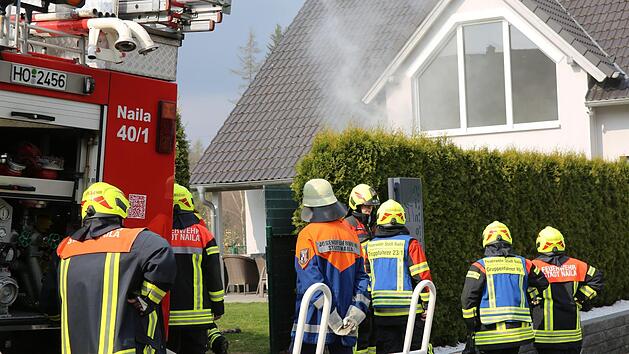 Die Feuerwehr rettete die Tiere aus dem verrauchten Haus. Foto: News5/ Fricke