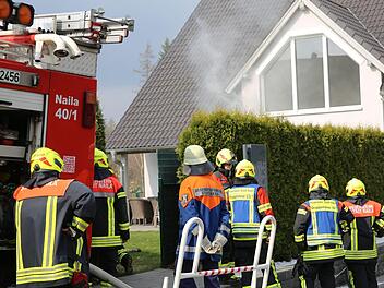 Die Feuerwehr rettete die Tiere aus dem verrauchten Haus. Foto: News5/ Fricke