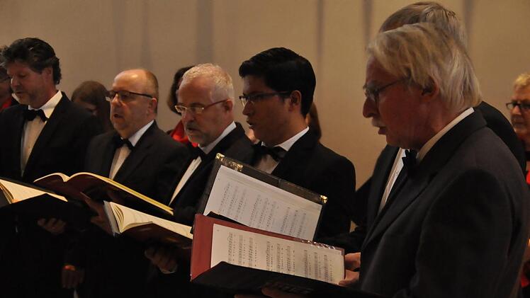Mit ihren mehrstimmigen Liedern zeigten sich die Saalemannen als stimmgewaltiger Männerchor. Foto: Peter Klopf
