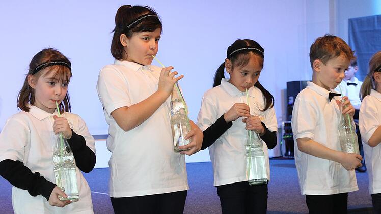 Die Schüler machen das Blubbern des Moldauwassers nach. Foto: Wolfgang Desombre
