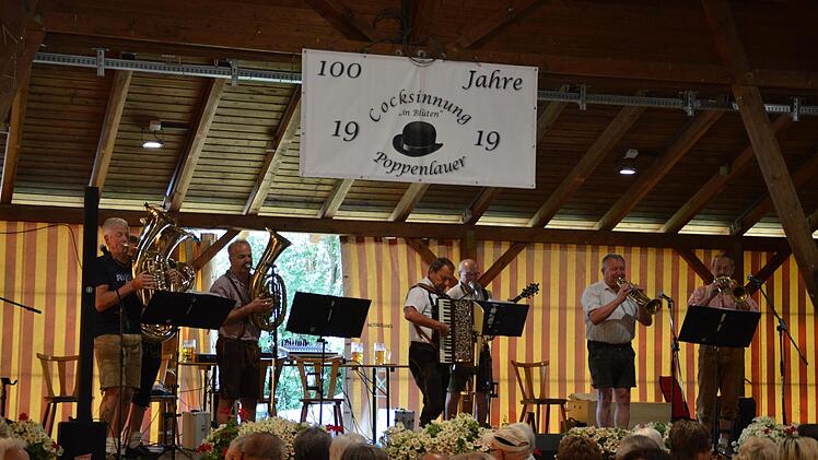 Die Rhöner Bergmusikanten spielen im Festzelt auf.
