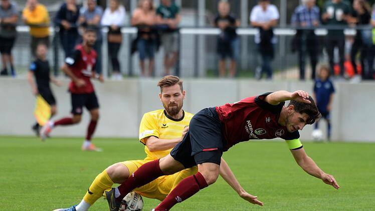 Der Bayreuther Philipp Messingschlager (gelbes Trikot) gewinnt den Zweikampf mit  Robin Heu&szlig;er.  Foto: Peter Mularczyk