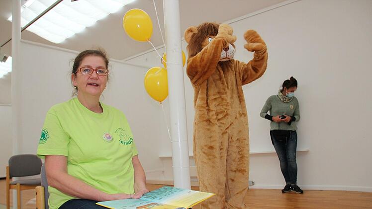 Auch Tageblatt-Mitarbeiterin Jeanette Feyler las eine "Ritter Rost"-Geschichte vor. Neben ihr ist der Lions-Club-Löwe zu sehen.