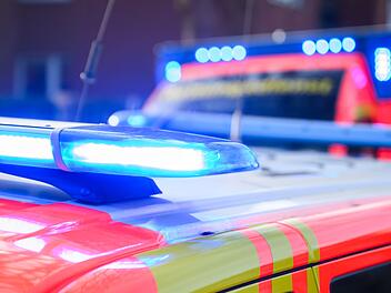 Notarzt und Rettungswagen - schwerer Auffahrunfall im Landkreis Schweinfurt