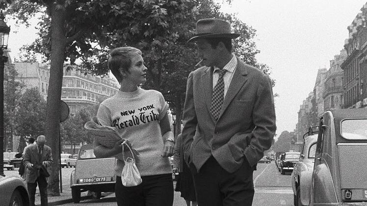 "Au&szlig;er Atem" zitiert das amerikanische Kino vor allem des Film nour, gibt aber auch eindr&uuml;cklich das Lebensgef&uuml;hl in Paris Ende der 1950er-Jahre wieder.