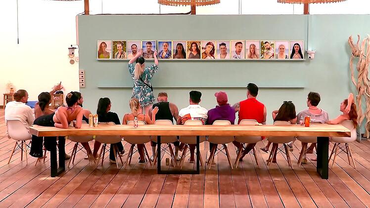 An der "Wand der Wahrheit" m&uuml;ssen sich die Allstars selbst einordnen: Wer ist der gr&ouml;&szlig;te Regelbrecher? Vorne landen Georgina, Maurice Dziwak, Gino Bormann und Paco. Das hat Folgen ...