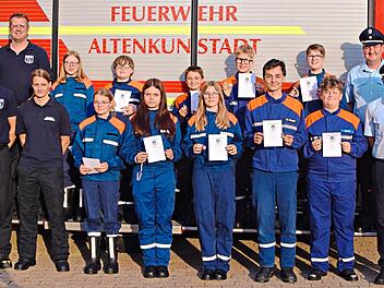 Stolze Absolventen der Pr&uuml;fung &bdquo;Jugendflamme&ldquo;. Mit im Bild rechts der stellvertretende Altenkunstadter Kommandant Michael Oppel, der stellvertretende Kreisjugendwart Roland Dauer und ganz links der Altenkunstadter Jugendwart Michael Maier.Roland D...