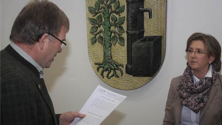 Bürgermeister Hans Friederich nimmt Susanne Kieser den Eid ab.