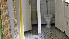 Ein Teil der sanitären Anlagen stammt noch aus der Internatszeit.