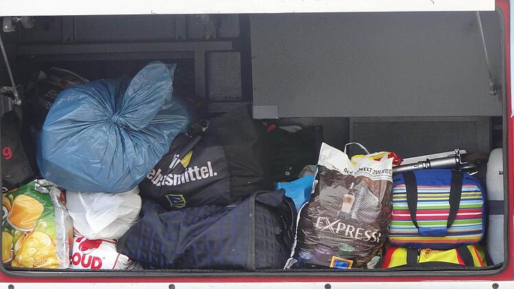 In Plastiktüten von Discountern bringen die Flüchtlinge und Asylbewerber ihr Hab und Gut nach Ebern.