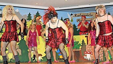 Neckisch, aber bisweilen auch ein bisschen unbeholfen: das FC-Männerballett als Disco-Queens.