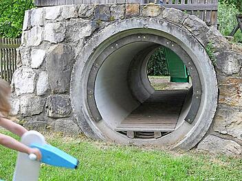 Eine solche Röhre, wie sie auch am Spielplatz in Unterpreppach gebaut wurde, bietet den Kindern viel Spaß und Spannung.