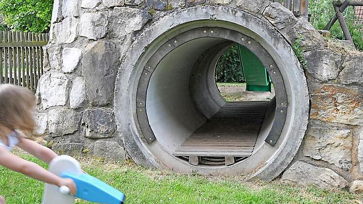 Eine solche Röhre, wie sie auch am Spielplatz in Unterpreppach gebaut wurde, bietet den Kindern viel Spaß und Spannung.