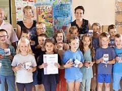 Die "Wasserratten" der Königsberger Klasse 1a mit Walter Saul, Klassenlehrerin Sabine Sperl und Rektorin Elke Eichler.  Foto: Gerold Snater