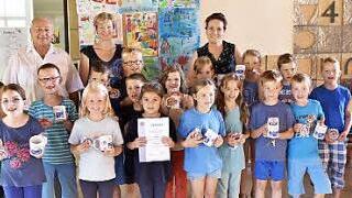 Die "Wasserratten" der Königsberger Klasse 1a mit Walter Saul, Klassenlehrerin Sabine Sperl und Rektorin Elke Eichler.  Foto: Gerold Snater