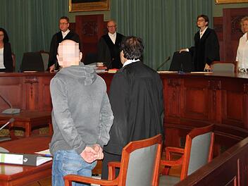 Der wegen schwerer Brandstiftung und versuchten Mords in vier Fällen Anklagte aus Bad Kissingen - rechts daneben sein Verteidiger, Rechtsanwalt Johannes Driendl aus Bayreuth - erhebt sich, als das Gericht den Sitzungssaal betritt. Foto: Stephan Tiroch