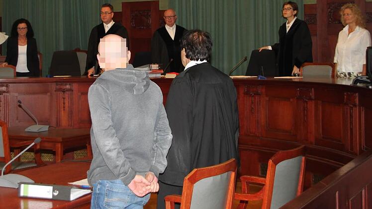 Der wegen schwerer Brandstiftung und versuchten Mords in vier Fällen Anklagte aus Bad Kissingen - rechts daneben sein Verteidiger, Rechtsanwalt Johannes Driendl aus Bayreuth - erhebt sich, als das Gericht den Sitzungssaal betritt. Foto: Stephan Tiroch