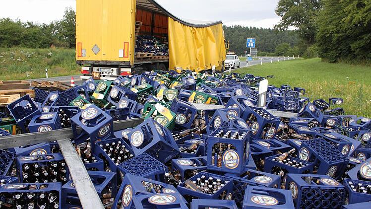 Am 12. August 2011 verliert der Fahrer eines Sattelzugs mehrere Bier-Paletten.  Foto: Jürgen Gärtner