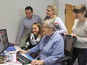 Sie sind mittlerweile wie ein Team: Veronika Lurz und die Heimbewohnerin Lisette Löhner (sitzend). Mit im Bild (dahinter): Heimleiter Harald Schubert, die Leiterin der sozialen Betreuung, Theresa Schneider, und die stellvertretende Heimleiterin, Tanja Seuling. Foto: Veronika Schadeck