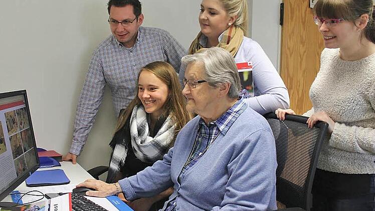 Sie sind mittlerweile wie ein Team: Veronika Lurz und die Heimbewohnerin Lisette Löhner (sitzend). Mit im Bild (dahinter): Heimleiter Harald Schubert, die Leiterin der sozialen Betreuung, Theresa Schneider, und die stellvertretende Heimleiterin, Tanja Seuling. Foto: Veronika Schadeck