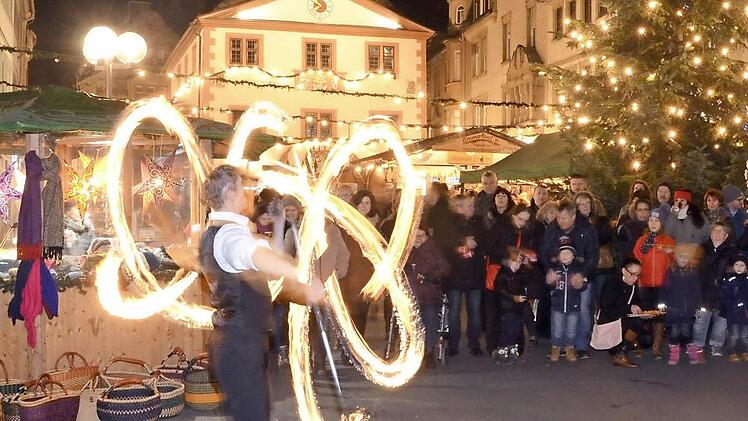 Feuerkünstler Markus Just bei seiner Show auf dem Bad Kissinger Marktplatz am Freitagabend. Fotos: Peter Rauch