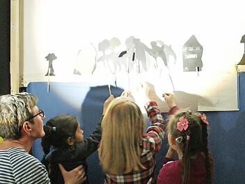 Unterstützt von Inge König zeigte die Projektgruppe von Grundschule und Lebenshilfe drei Schattentheater-Stücke. Eines dieser Stücke hatte Antonia (Zweite von rechts) sogar selbst geschrieben. Foto: Sabine Weinbeer