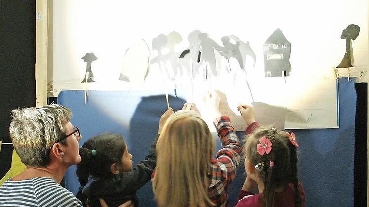 Unterstützt von Inge König zeigte die Projektgruppe von Grundschule und Lebenshilfe drei Schattentheater-Stücke. Eines dieser Stücke hatte Antonia (Zweite von rechts) sogar selbst geschrieben. Foto: Sabine Weinbeer