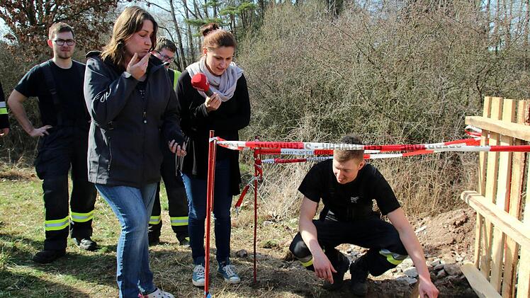 Sichtlich geschockt zeigte sich Katrin Schuster, die Besitzerin der geretteten Hunde Purzel und Chichi, als ihr Manuel Kraus die aufwändigen Rettungsarbeiten erläutert.