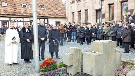Die Gläubigen versammelten sich mit den Rednern an den Kreuzen.