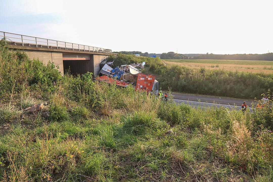 Bei Würzburg: Spektakulärer Sturz auf der A3 – Sattelzug fällt  von Autobahnbrücke auf Staatsstraße