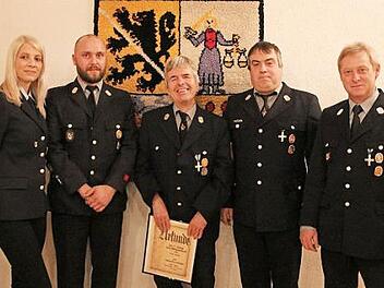 Ralf Gareiß (Mitte) wurde für 40 Jahre Mitgliedschaft in der Feuerwehr Presseck von den Vorsitzenden (von links) Katja Tempel und Steffen Pfaffenberger sowie den Kommandanten (von links) Jürgen Müller und Jürgen Hohner ausgezeichnet. Foto: Klaus Klaschka