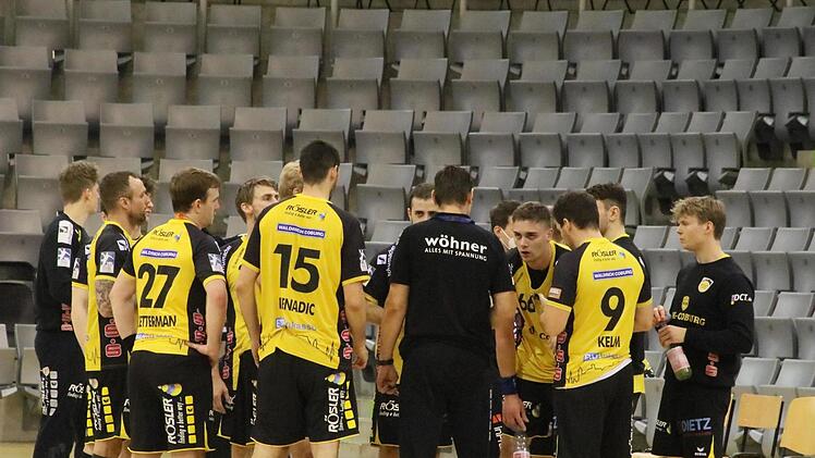 Lagebesprechung während einer Auszeit im Testspiel am Dienstagabend gegen Eisenach: Kreisläufer Stepan Zeman (Nummer 66) lauscht genau den Worten von Cheftrainer Alois Mraz (in schwarz).