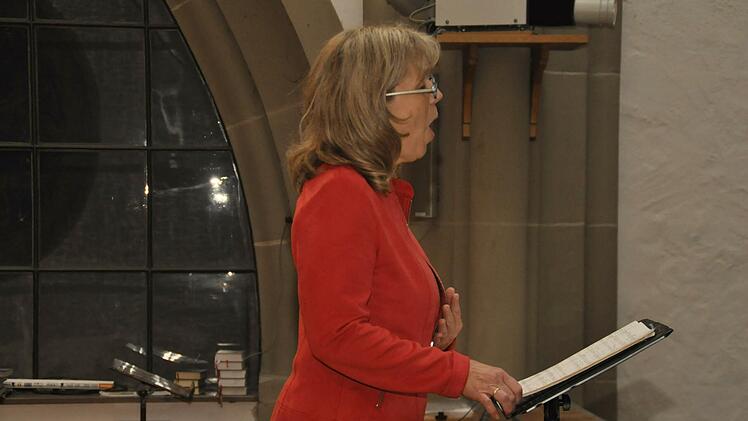 Brigitte Ascherl begleitete die Melodien im Soprangesang. Foto:  Peter Klopf