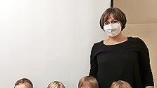 Fenja, Nora, Quentin und Philipp vom Westheimer Kindergartenbesuchten mit ihrer Erzieherin Judith Weissenberger die Stadtbibliothek und holten ihren Preis ab.