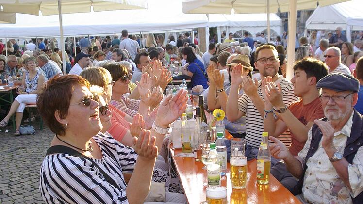 Vier Tage Fest-Atmosphäre, Musik, Fröhlichkeit und Labsal in flüssiger und in fester Form erwarten die Besucher des 56. Weinfest in der Saalestadt, das der FC Hammelburg ausrichtet.