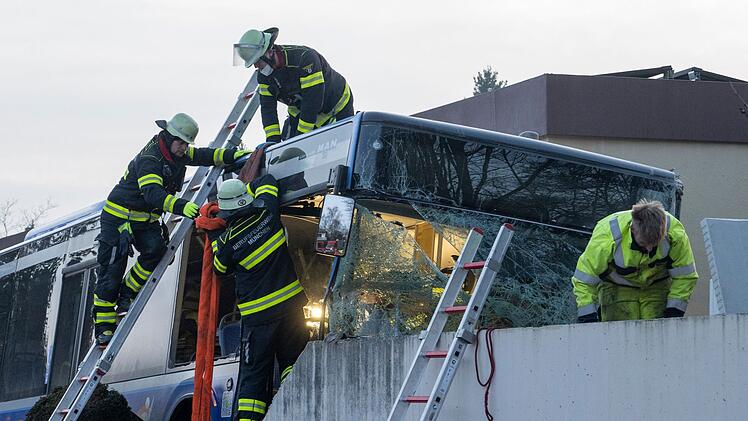 Bus kracht gegen Mauer &ndash; ein Toter und mehrere Verletzte