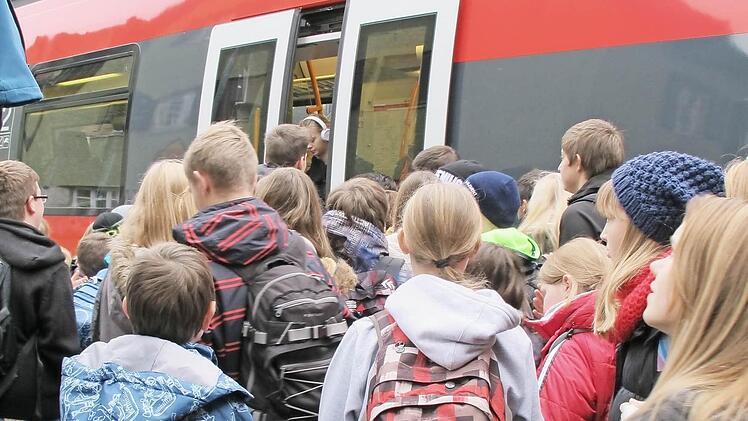 Die Schüler drängeln, um noch einen (Steh-)Platz im Zug zu erhaschen.  Foto: Astrid Vetter