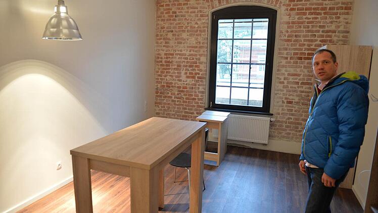 Das Loftgebäude ist noch im Rohzustand (links). Thomas Scherer steht in einem der Studentenappartements.