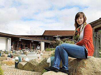 Jacqueline Hoffmann im Außenbereich der Obermain-Therme, die sie gerne repräsentieren würde. Die Unterneuseserin ist hier selbst öfters unter den Badegästen zu finden.  Foto: Ramona Popp