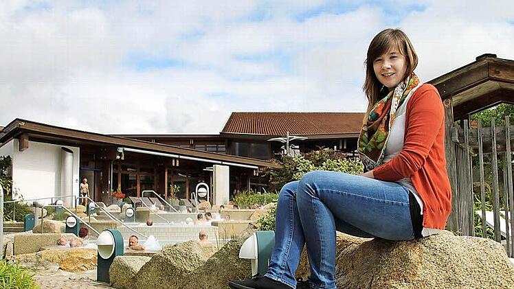 Jacqueline Hoffmann im Außenbereich der Obermain-Therme, die sie gerne repräsentieren würde. Die Unterneuseserin ist hier selbst öfters unter den Badegästen zu finden.  Foto: Ramona Popp
