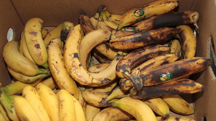 Eine Kiste voller Bananen, teil schon überreif. Die Früchte werden nicht verkauft, aber am Eingang bereitgestellt. Bedürftige dürfen sich davon nehmen, so viel sie möchten. Foto: Dagmar Besand