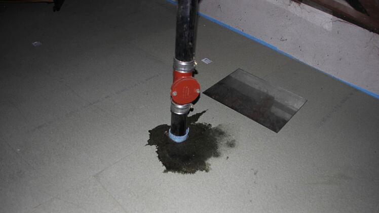 Wasserflecken auf der neuen Dämmung des Dachbodens zeigen, dass das Dach undicht ist.