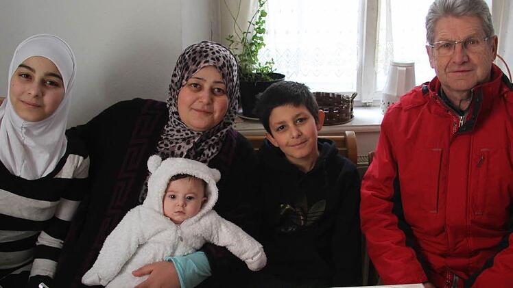 Frühstück mit Kirchenpfleger Klaus Geier: Bajan, Mama Einas Karim Edin, Lara und Muhanad (v.l.) freuen sich auf Kulmbach.