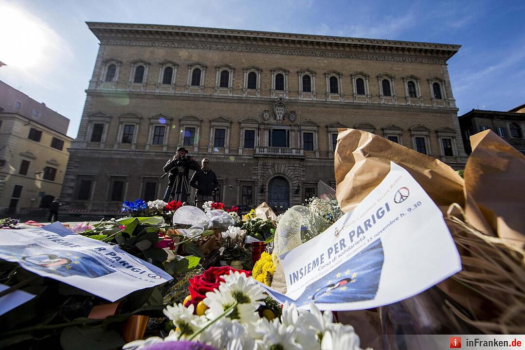 Weltweit gedenken Menschen den Opfer des Terrors von Paris