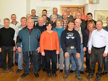 Knapp 100 Blutspender aus der unmittelbaren Umgebung von Bad Kissingen ehrte das Rote Kreuz für mindestens 50-maliges Spenden. Auf dem Foto all jene, die 100-, 125- oder sogar 150-mal Blut gespendet haben.  Foto: Peter Rauch