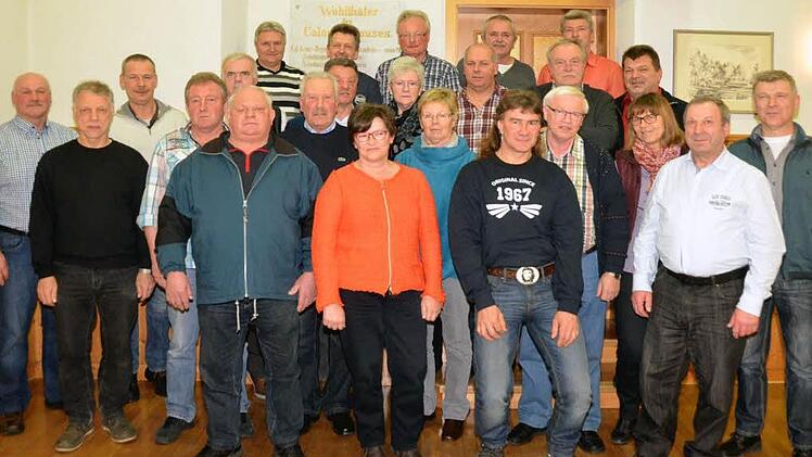 Knapp 100 Blutspender aus der unmittelbaren Umgebung von Bad Kissingen ehrte das Rote Kreuz für mindestens 50-maliges Spenden. Auf dem Foto all jene, die 100-, 125- oder sogar 150-mal Blut gespendet haben.  Foto: Peter Rauch