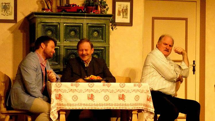 Wer den Schaden hat... : Alfons (Rupert Pointvogel) und Schwiegersohn in spe Oskar (Tom Mandl) amüsieren sich über den leidenden Hugo (Bernd Helfrich). Foto: Thomas Ahnert