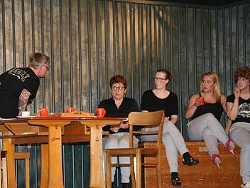 Im Frauenknast hat "Mar-Gott" (links/Annerose Hohner) das Sagen. Das macht sie den anderen Mörderinnen - von rechts: Silke Mertel, Sandra Walter, Anja Rosenberger und Sandra Lamnek - gleich klar.  Foto: Klaus Klaschka
